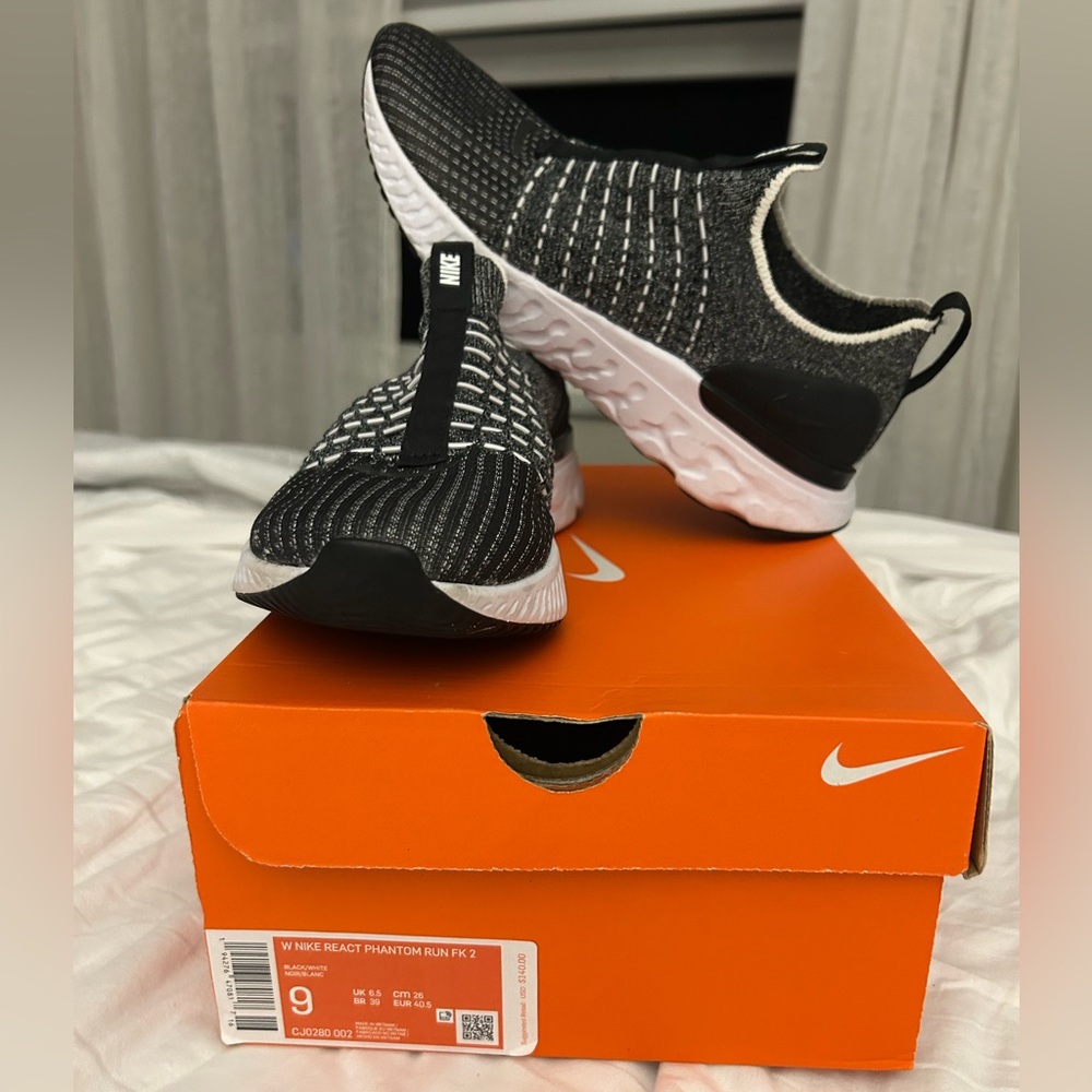 W NIKE REACT PHANTOM RUN FK 2
BLACK/WHITE
SIZE 9